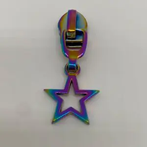 Zipper Small Star Regenbogen für 6,5 mm breite Spiralreißverschlüsse – Vorderansicht des hochwertigen Reißverschluss-Schiebers mit schimmerndem Stern-Anhänger.