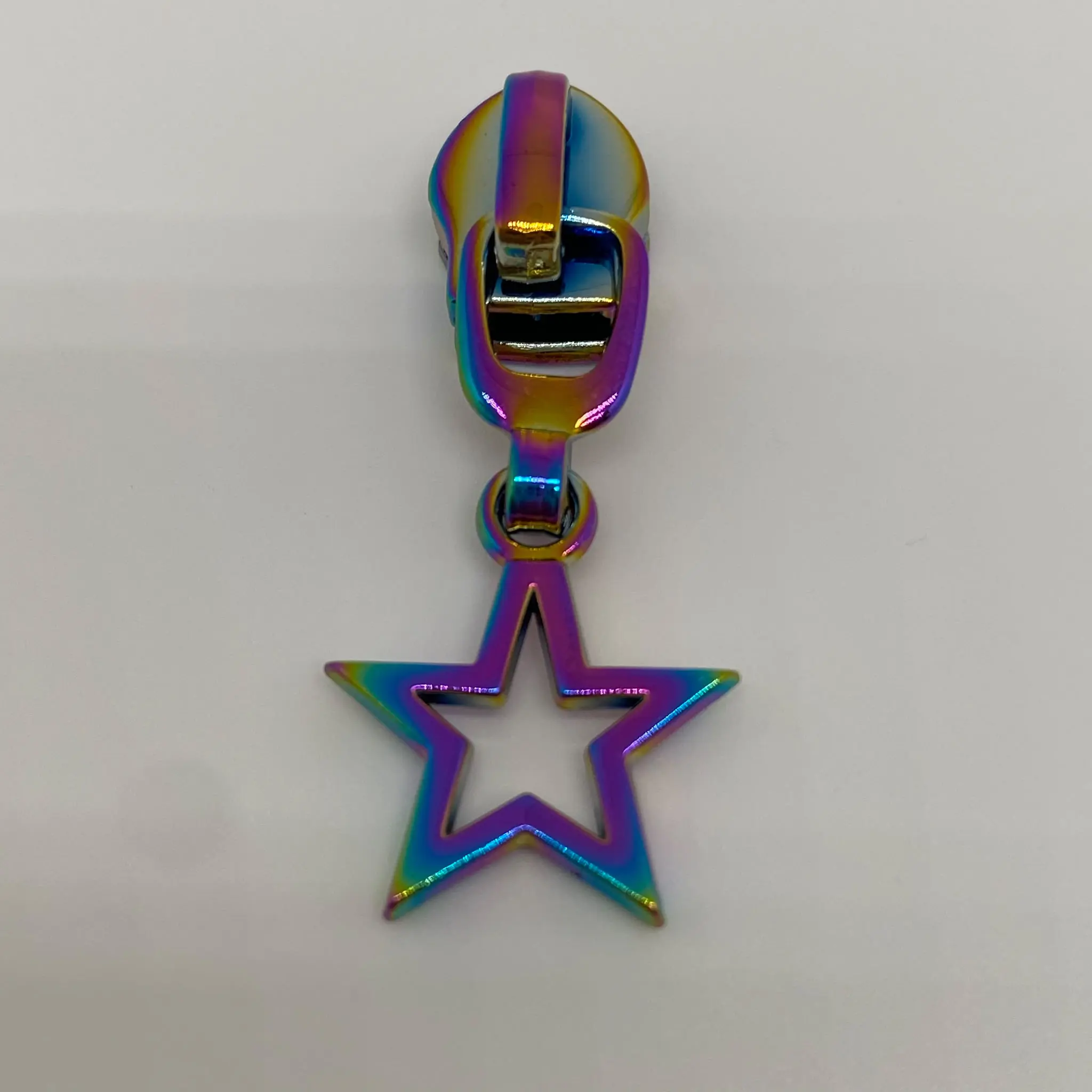 Zipper Small Star Regenbogen für 6,5 mm breite Spiralreißverschlüsse – Vorderansicht des hochwertigen Reißverschluss-Schiebers mit schimmerndem Stern-Anhänger.