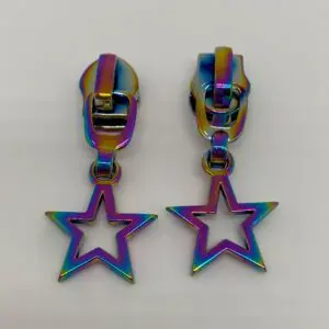 Zipper Small Star Regenbogen für 6,5 mm breite Spiralreißverschlüsse – Vorder- und Rückseite des hochwertigen Metall-Zippers mit dekorativem Stern-Anhänger.