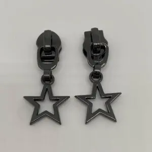 Zipper Small Star Gunmetal für 6,5 mm breite Spiralreißverschlüsse – hochwertige Vorder- und Rückansicht des Metall-Zippers mit elegantem Stern-Anhänger.