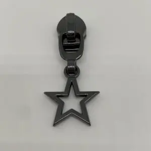 Zipper Small Star Gunmetal für 6,5 mm breite Spiralreißverschlüsse – Vorderansicht des hochwertigen Metall-Zippers mit filigranem Stern-Anhänger.