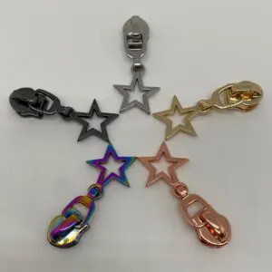 Zipper Small Star für 6,5 mm breite Spiralreißverschlüsse – Übersicht aller fünf erhältlichen Farben: Silber, Gunmetal, Hellgold, Roségold und Regenbogen.