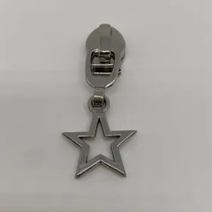 Zipper Small Star Silber für 6,5 mm breite Spiralreißverschlüsse – Vorderansicht des hochwertigen Reißverschluss-Schiebers mit elegantem Stern-Anhänger.