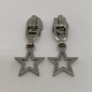 Zipper Small Star Silber für 6,5 mm breite Spiralreißverschlüsse – hochwertige Vorder- und Rückansicht des Metall-Zippers mit filigranem Stern-Anhänger.