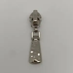 Zipper Smashed Silber mit gehämmerter Oberflächenstruktur und Autolock-Funktion für 6,5 mm breite Spiralreißverschlüsse – Vorderansicht.