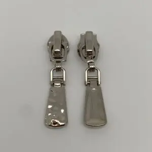 Zipper Smashed Silber für 6,5 mm breite Spiralreißverschlüsse – hochwertige Vorder- und Rückansicht mit strukturierter Metalloberfläche und integrierter Autolock-Funktion.