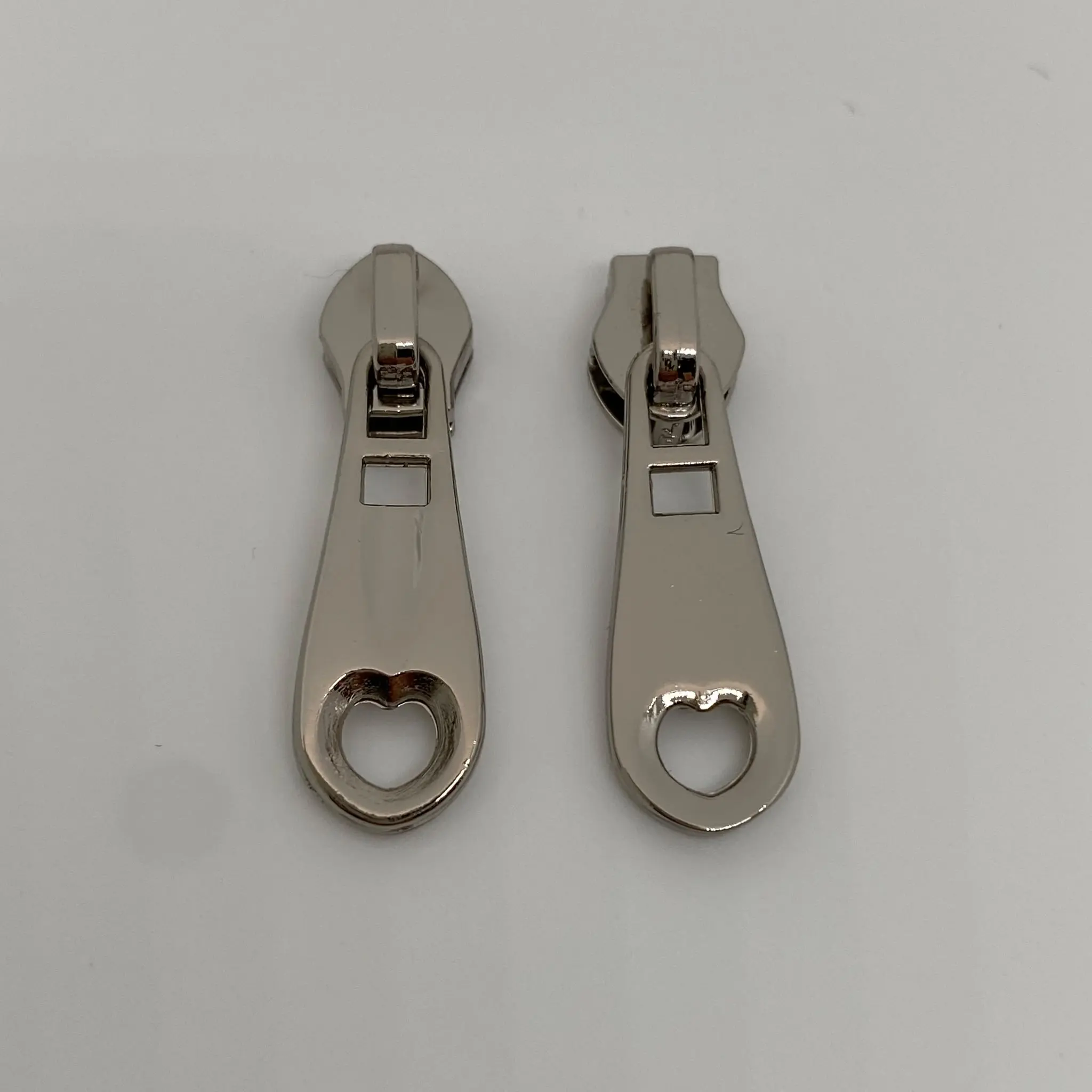 Zipper Heart Silber für 4,2 mm schmale Spiralreißverschlüsse – Vorder- und Rückseite des hochwertigen Reißverschluss-Schiebers mit Herz-Design.