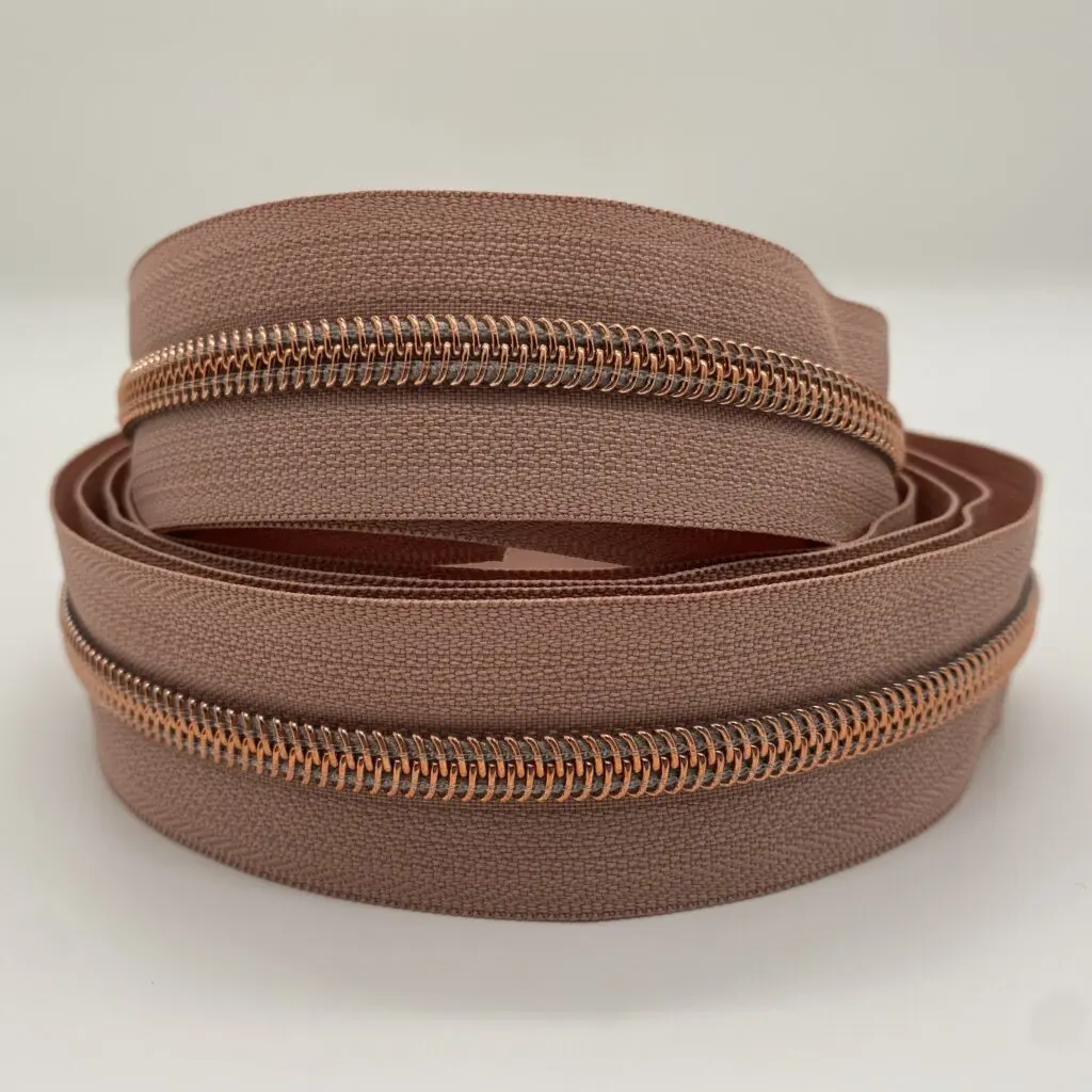 Reißverschluss beige mit rosegoldener metallisierter Raupe