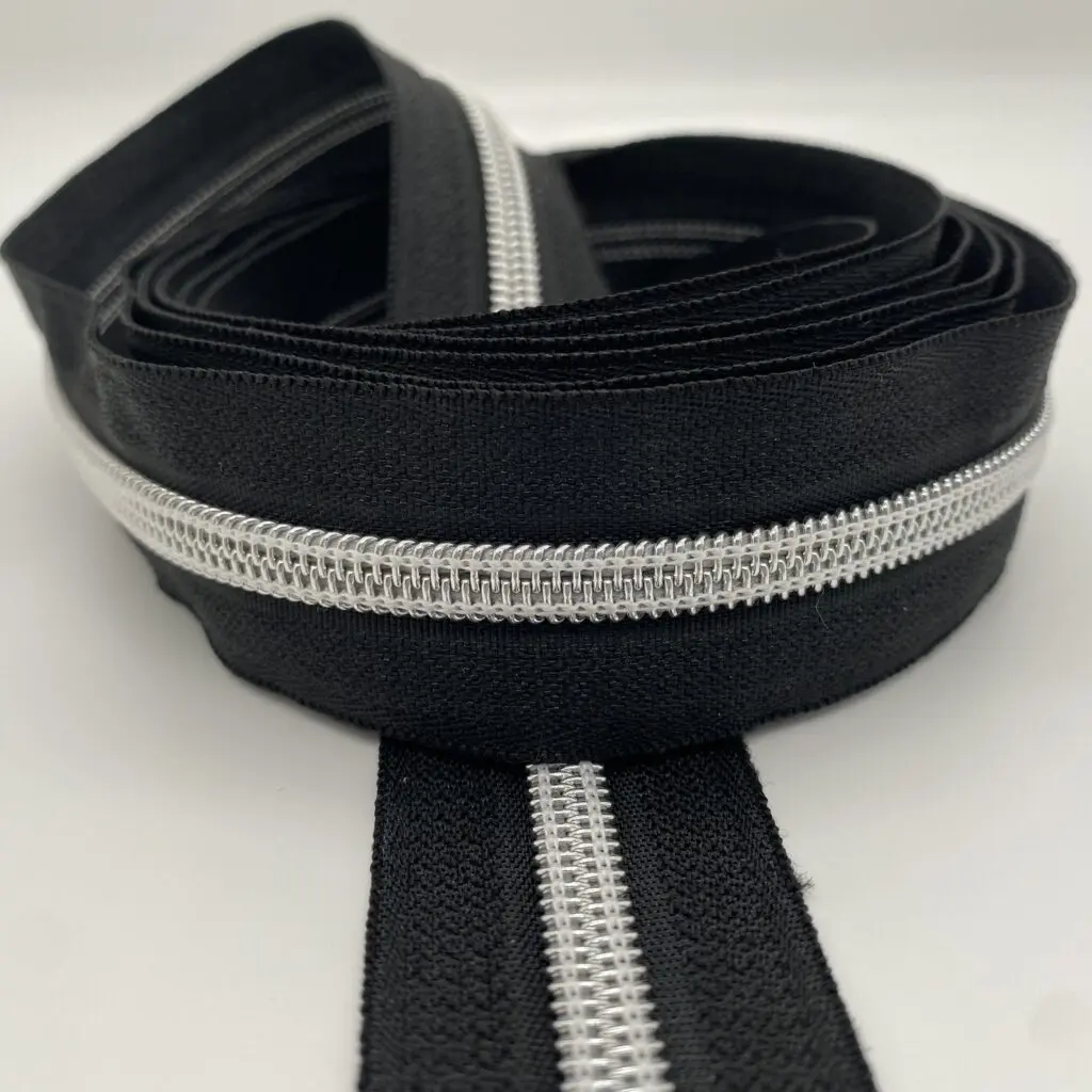 Reißverschluss schwarz mit silber metallisierter Raupe