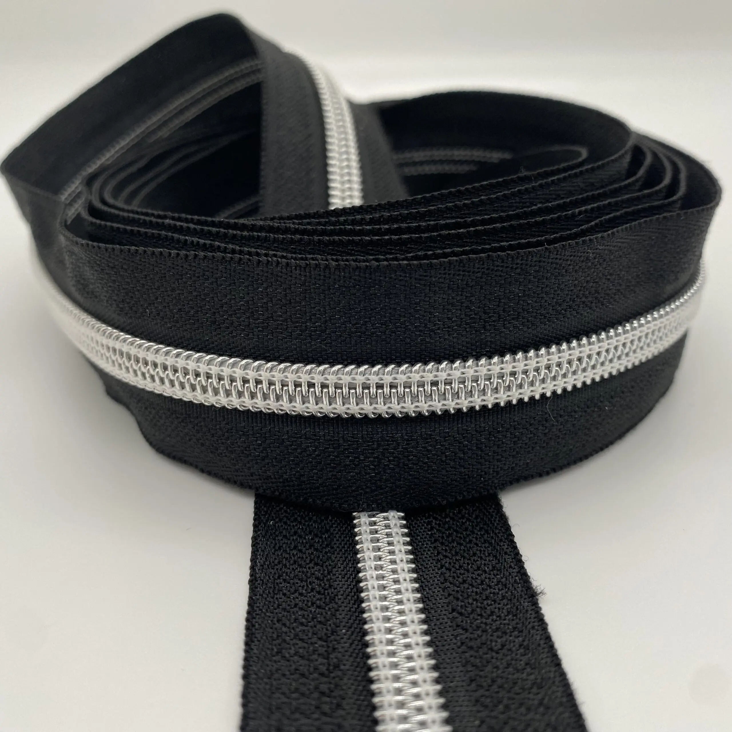 Reißverschluss schwarz mit silber metallisierter Raupe
