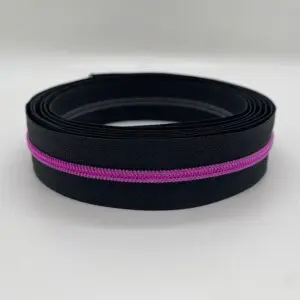 Aufgerollter Reißverschluss Intense Colors Pink schwarz mit schwarzem Band und metallisierter pinker 4,2-mm-Spiralraupe als Meterware für Taschen und DIY-Projekte.