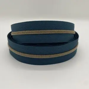 Endlosreißverschluss in dunklem Petrol mit bronzefarbener Raupe, schmal