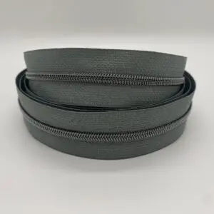 Endlosreißverschluss in dunklem salbeigrün mit gunmetalfarbener, metallisierter Raupe, schmal