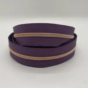 Endlosreißverschluss in lila mit rosegoldener, metallisierter Raupe, schmal