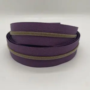 Endlosreißverschluss in lila mit bronzefarbener Raupe, schmal