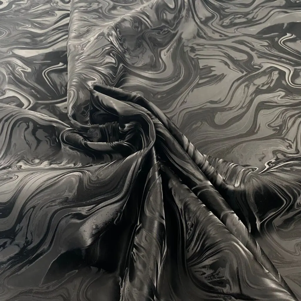 Kunstleder Flux, schwarz marmoriert mit changierendem Effekt