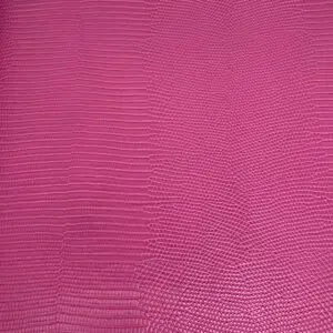 Detailaufnahme des Imperial Lizard Pink Kunstleders mit feiner Eidechsenprägung und luxuriöser Reptilienoptik