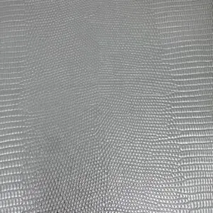 Nahaufnahme der feinen Schuppenstruktur des Imperial Lizard Silber Kunstleders in eleganter Silberoptik