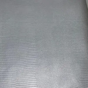 Detailaufnahme des Imperial Lizard Silber Kunstleders mit realistischer Eidechsenprägung und luxuriöser Reptilienstruktur