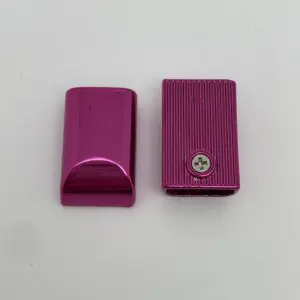 Rückseite des Reißverschluss Endstücks Intense Colors Pink mit sichtbarer Schraubenaufnahme und geriffelter Struktur.