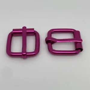 Rollschnalle Intense Colors Pink in Seitenansicht mit integrierter Rolle für eine schonende Führung und komfortable Verstellung von 20 mm breiten Gurtbändern.