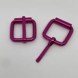 Geöffnete Rollschnalle Intense Colors Pink für 20 mm Gurtband mit beweglichem Dorn und integrierter Rolle zur einfachen Verstellung von Gürteln, Taschenriemen und Tragegriffen.