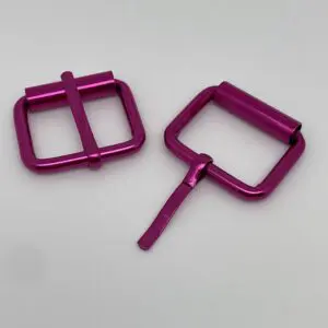 Geöffnete Rollschnalle Intense Colors Pink mit Dorn und integrierter Rolle für 25 mm breite Gurtbänder, ideal für Taschenriemen, Gürtel und Tragegriffe.