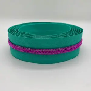 Aufgerollter Reißverschluss Intense Colors Pink Seaglass mit Band in Seaglass und metallisierter pinker Spiralraupe. Breiter Endlosreißverschluss als Meterware für Taschen und DIY-Projekte.