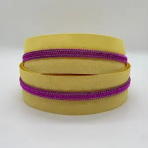 Doppelt aufgerollter Reißverschluss Intense Colors Pink Sunny Yellow mit gelbem Band und metallisierter Spiralraupe in Pink. Breiter Endlosreißverschluss für kreative Taschenprojekte.