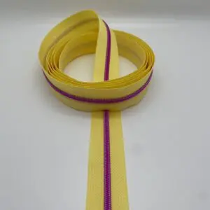 Reißverschluss Intense Colors Pink – Sunny Yellow schmal als Meterware mit gelbem Reißverschlussband und metallisierter pinkfarbener Spiralraupe für schmale Zipper mit 4,2 mm Spiralraupe.
