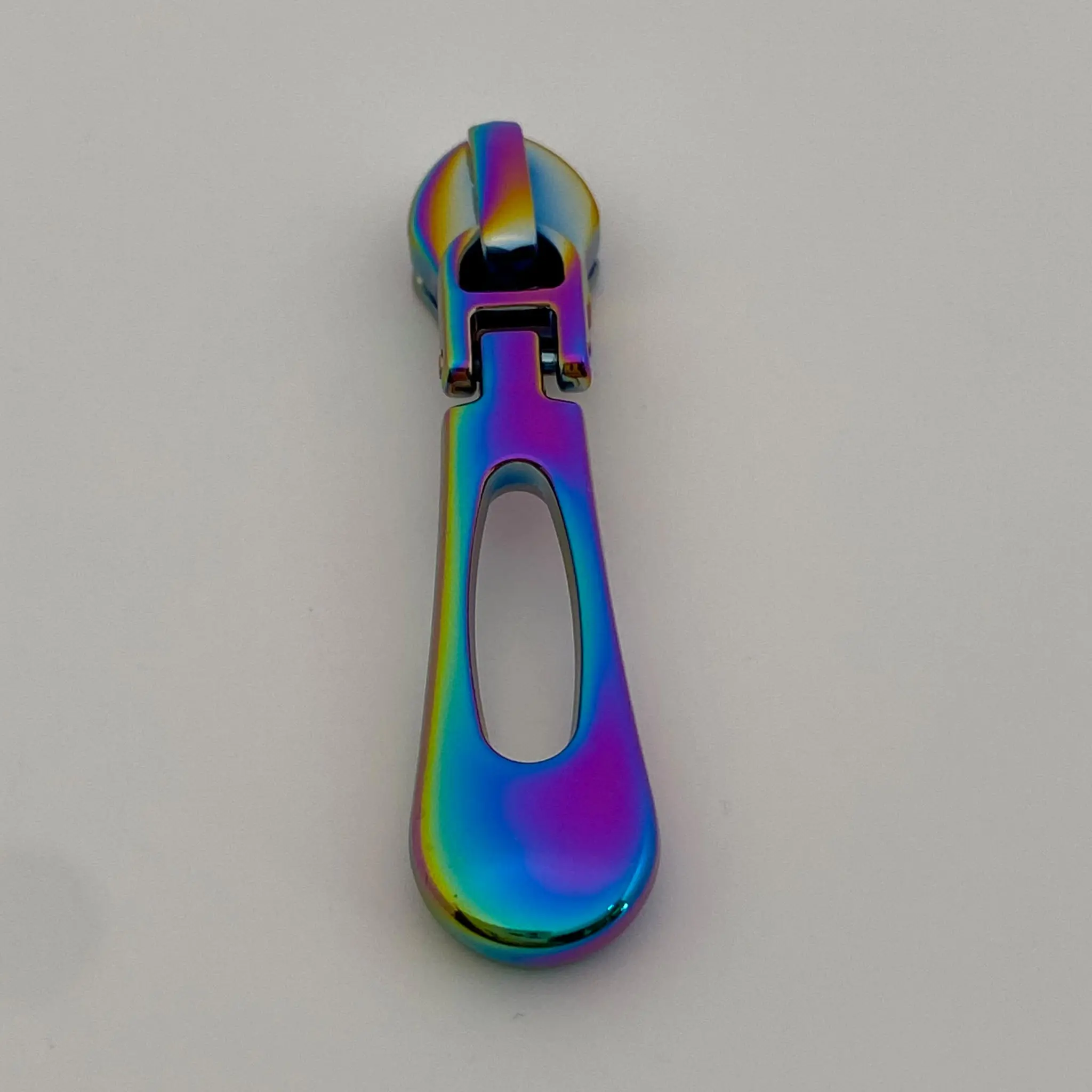 Zipper Noble Regenbogen für 6,5 mm breite Spiralreißverschlüsse – Vorderansicht des hochwertigen Reißverschluss-Schiebers mit schimmernder Multicolor-Oberfläche.