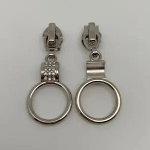 Zipper Crystal Loop Silber für 6,5 mm breite Spiralreißverschlüsse – Vorder- und Rückansicht mit Ring-Anhänger, Kristallsteinen und Autolock-Funktion.