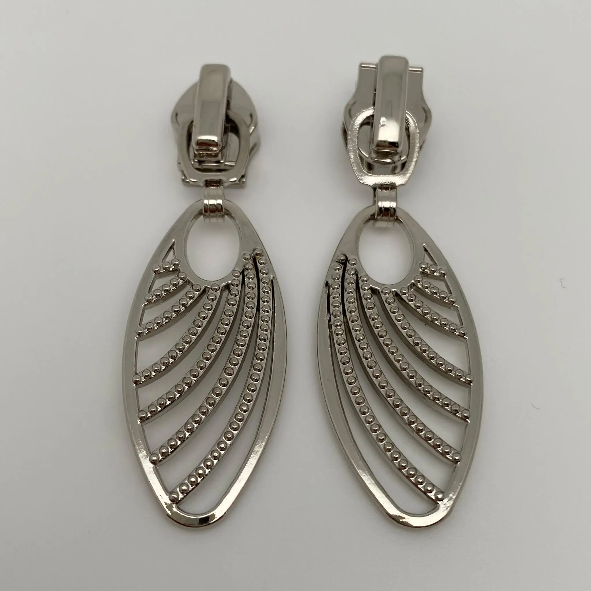 Zipper Grace Silber für 6,5 mm breite Spiralreißverschlüsse – Vorder- und Rückansicht des eleganten Reißverschluss-Schiebers mit dekorativem Anhänger und Autolock-Funktion.