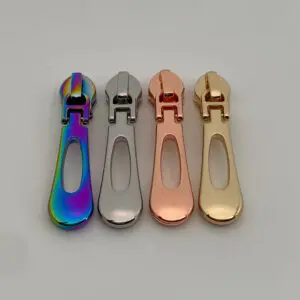 Zipper Noble für 6,5 mm breite Spiralreißverschlüsse in den vier erhältlichen Farben Regenbogen, Silber, Roségold und Hellgold im direkten Vergleich.