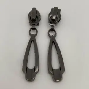 Zipper Pure Gunmetal für 6,5 mm breite Spiralreißverschlüsse – Vorder- und Rückansicht des hochwertigen Reißverschluss-Schiebers mit Autolock-Funktion.