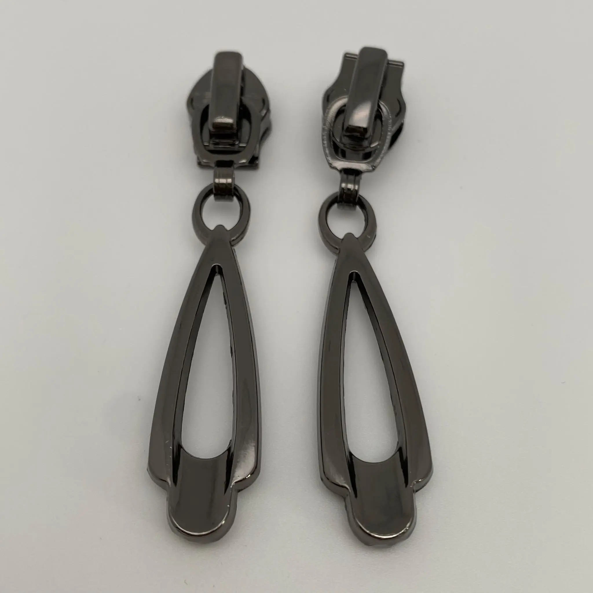 Zipper Pure Gunmetal für 6,5 mm breite Spiralreißverschlüsse – Vorder- und Rückansicht des hochwertigen Reißverschluss-Schiebers mit Autolock-Funktion.