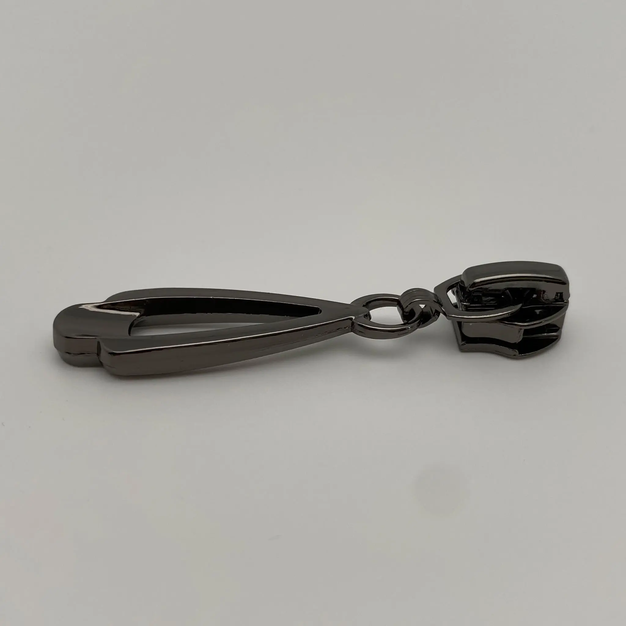 Zipper Pure Gunmetal für 6,5 mm breite Spiralreißverschlüsse – Seitenansicht des hochwertigen Reißverschluss-Schiebers mit schlankem Anhänger und integrierter Autolock-Funktion.