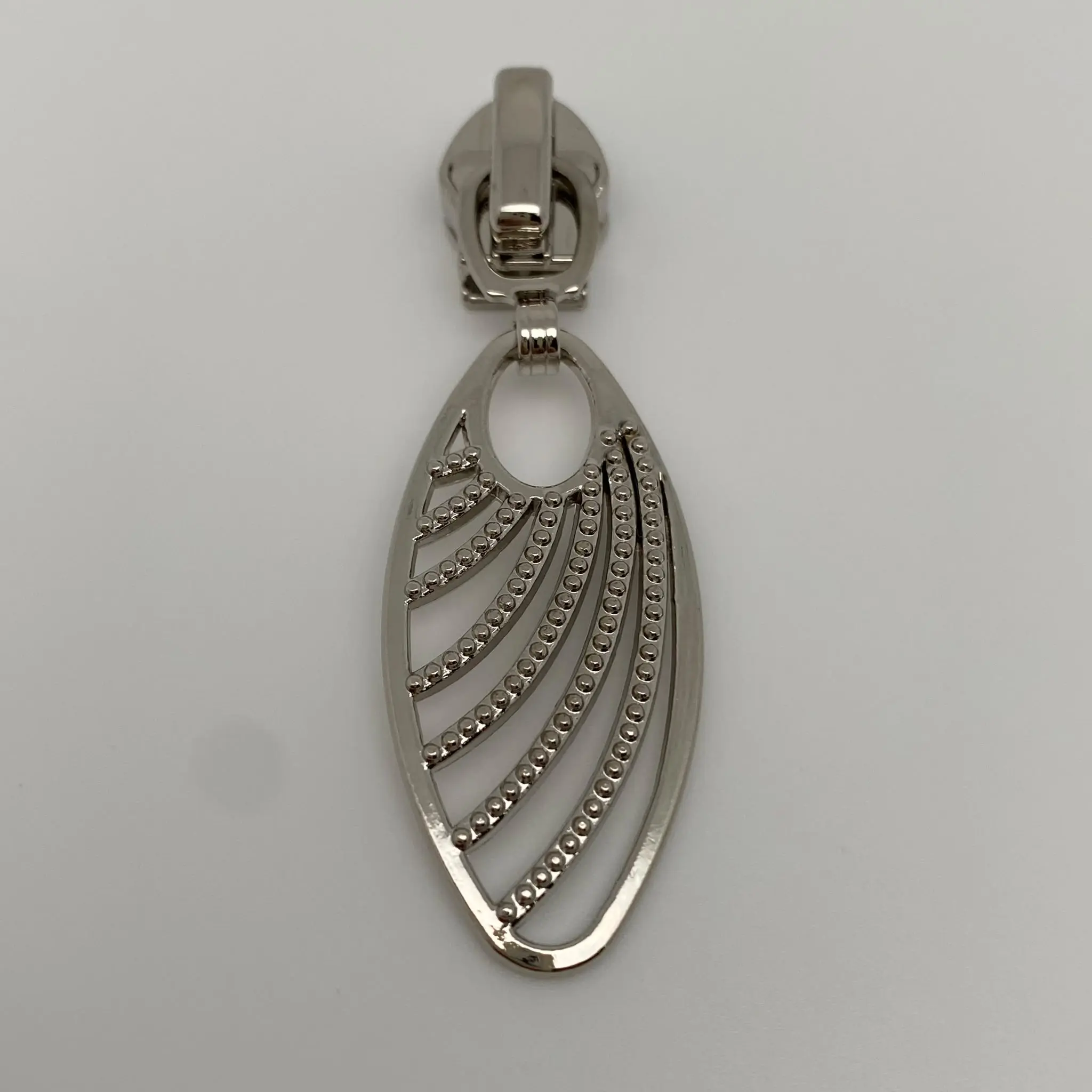 Zipper Grace Silber für 6,5 mm breite Spiralreißverschlüsse – Vorderansicht des hochwertigen Reißverschluss-Schiebers mit filigranem Anhänger und integrierter Autolock-Funktion.