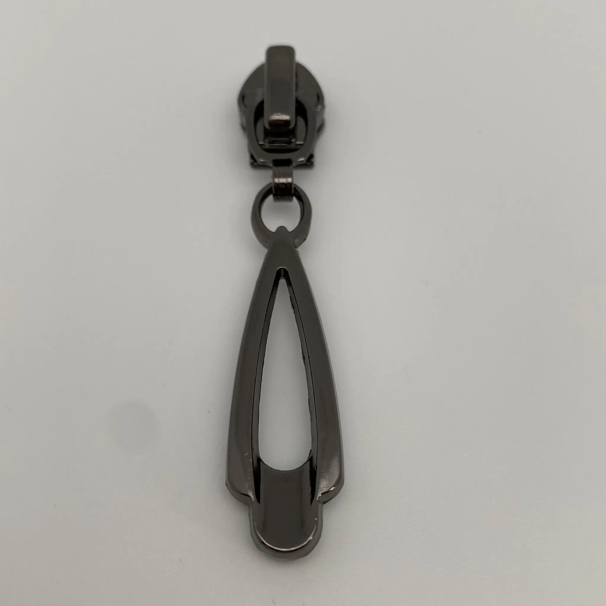 Zipper Pure Gunmetal für 6,5 mm breite Spiralreißverschlüsse – Vorderansicht des eleganten Reißverschluss-Schiebers mit modernem, offen gestaltetem Anhänger.