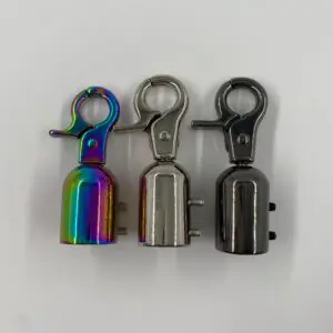 Kordelkarabiner für Kordeln und selbstgemachte Taschengurte bis 13 mm in den drei verfügbaren Farben Regenbogen, Silber und Gunmetal.