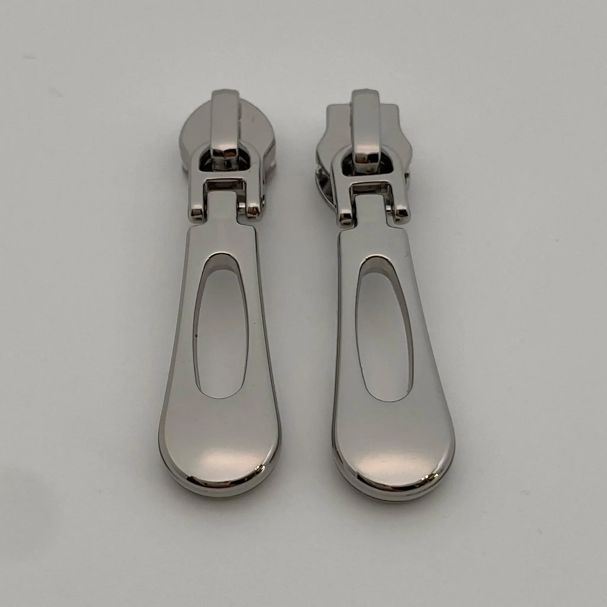 Zipper Noble Silber für 6,5 mm breite Spiralreißverschlüsse – Vorder- und Rückansicht des hochwertigen Reißverschluss-Schiebers aus Metall.
