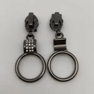 Zipper Crystal Loop Gunmetal für 6,5 mm breite Spiralreißverschlüsse – Vorder- und Rückansicht mit Ring-Anhänger, Kristallsteinen und Autolock-Funktion.