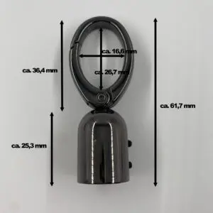 Kordelkarabiner Gunmetal mit Maßangaben – ca. 61,7 mm Gesamtlänge, Karabiner ca. 36,4 mm und Innenöffnung ca. 26,7 × 16,6 mm.