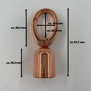 Kordelkarabiner in Roségold mit Maßangaben – ca. 61,7 mm Gesamtlänge, Karabiner ca. 36,4 mm, Kordel-Endstück ca. 25,3 mm und Karabiner-Innenöffnung ca. 26,7 × 16,6 mm.
