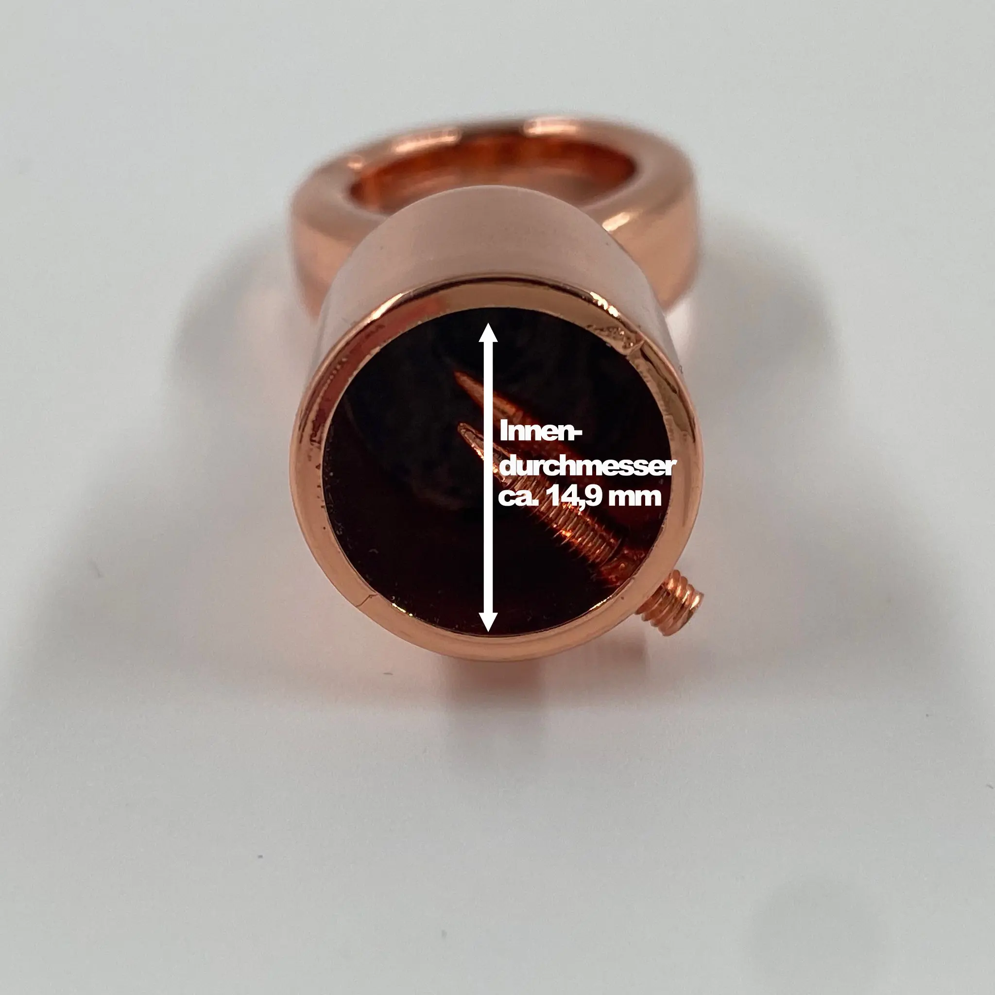 Kordelaufnahme des Kordelkarabiners in Roségold mit ca. 14,9 mm Innendurchmesser und seitlichen Schrauben zur Befestigung von Kordeln und gedrehten Taschengurten.