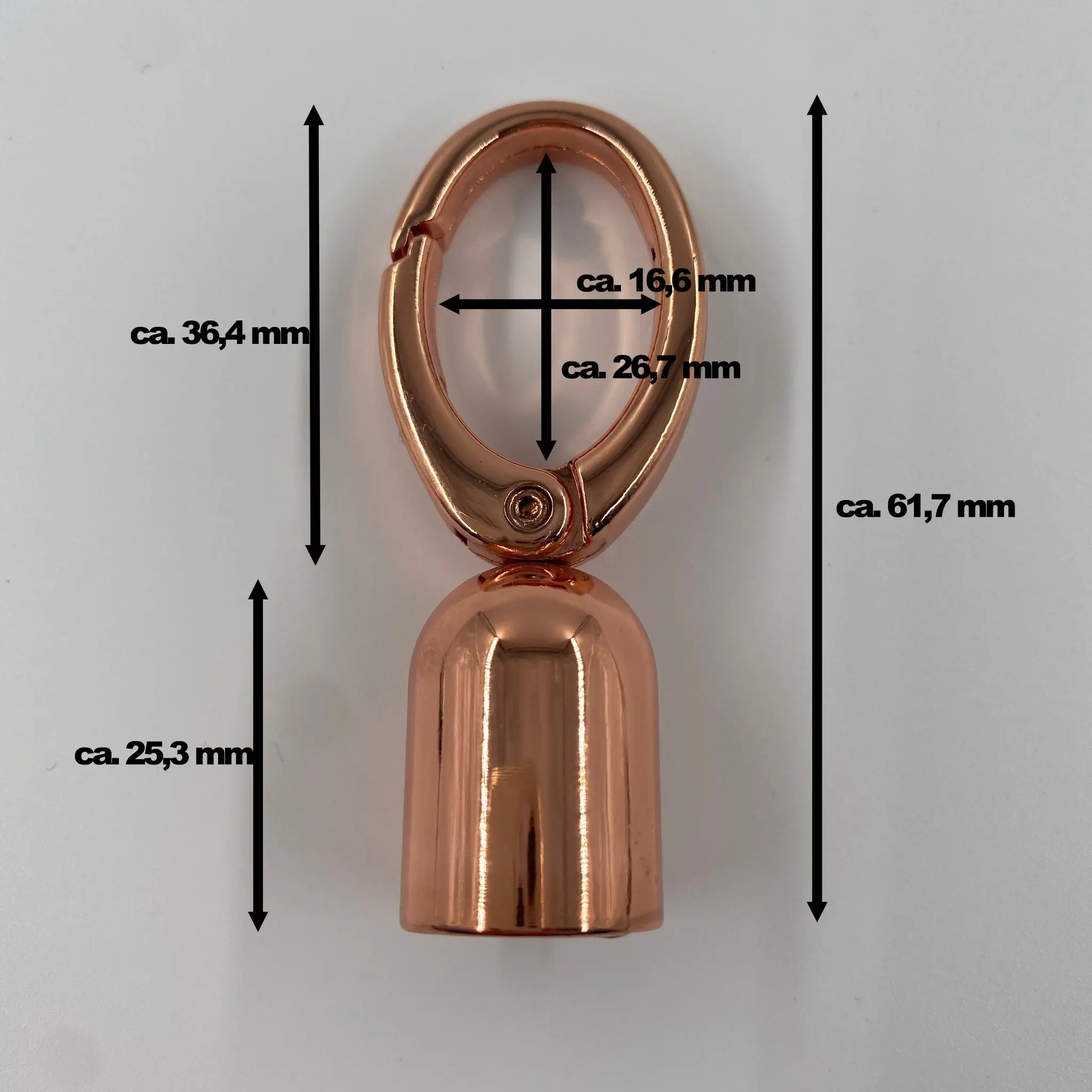 Kordelkarabiner in Roségold mit Maßangaben – ca. 61,7 mm Gesamtlänge, Karabiner ca. 36,4 mm, Kordel-Endstück ca. 25,3 mm und Karabiner-Innenöffnung ca. 26,7 × 16,6 mm.