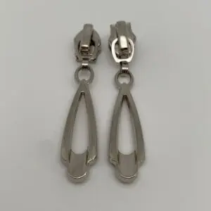 Zipper Pure Silber für 6,5 mm breite Spiralreißverschlüsse – Vorder- und Rückansicht des hochwertigen Reißverschluss-Schiebers mit Autolock-Funktion und modernem Anhänger.