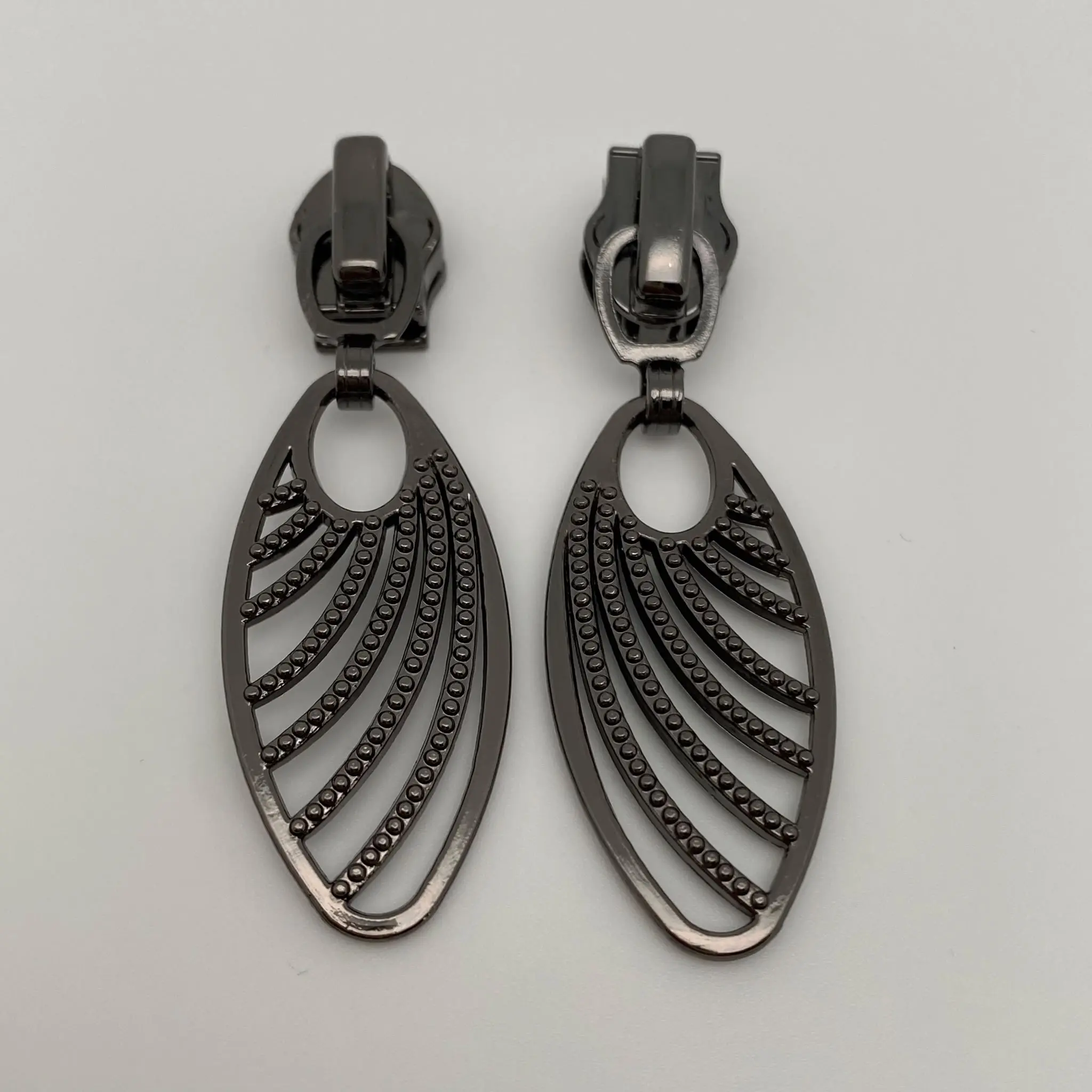 Zipper Grace Gunmetal für 6,5 mm breite Spiralreißverschlüsse – Vorder- und Rückansicht des hochwertigen Reißverschluss-Schiebers mit filigranem Anhänger und integrierter Autolock-Funktion.