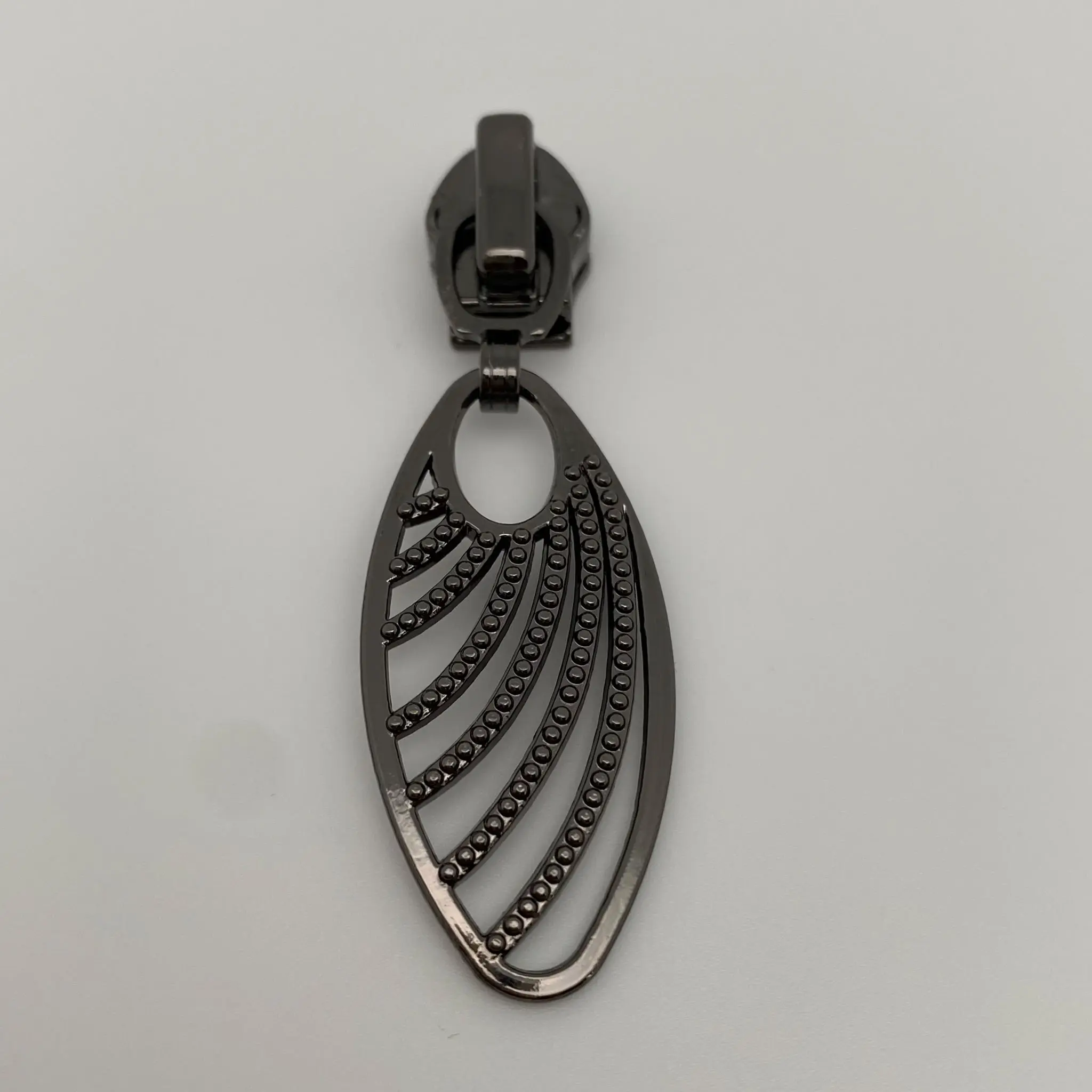 Vorderansicht des Zipper Grace Gunmetal mit dekorativem, filigran gestaltetem Anhänger für 6,5 mm breite Spiralreißverschlüsse und Autolock-Funktion.