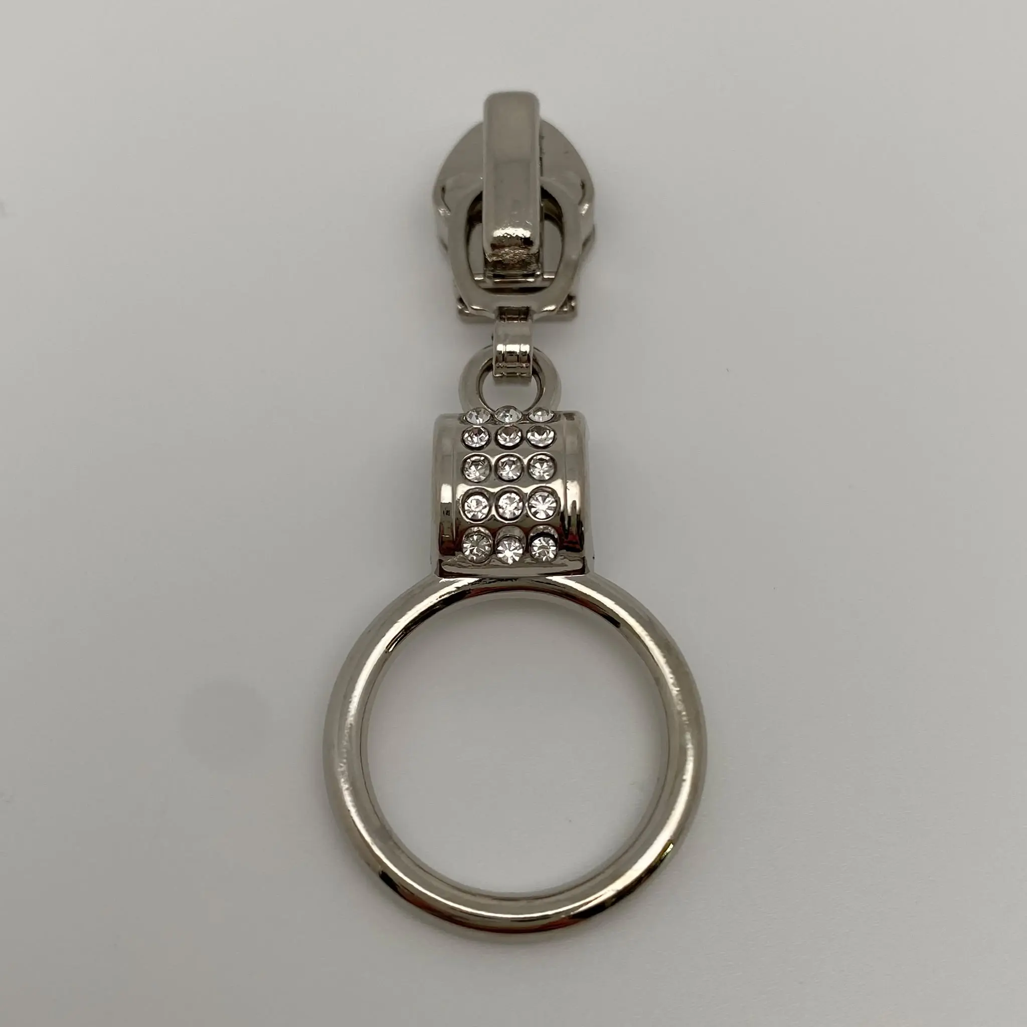 Zipper Crystal Loop Silber mit funkelnden Kristallsteinen, Ring-Anhänger und Autolock-Funktion für 6,5 mm breite Spiralreißverschlüsse – Vorderansicht.